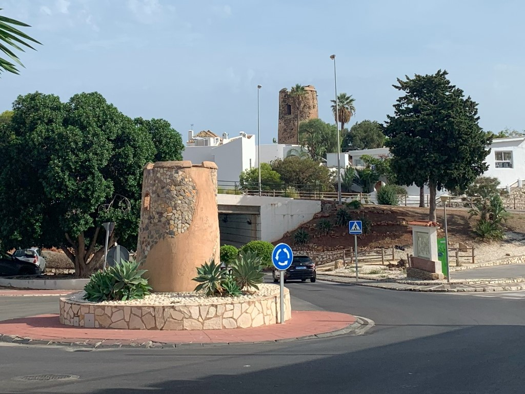 Train stations in Benalmadena: roundabout