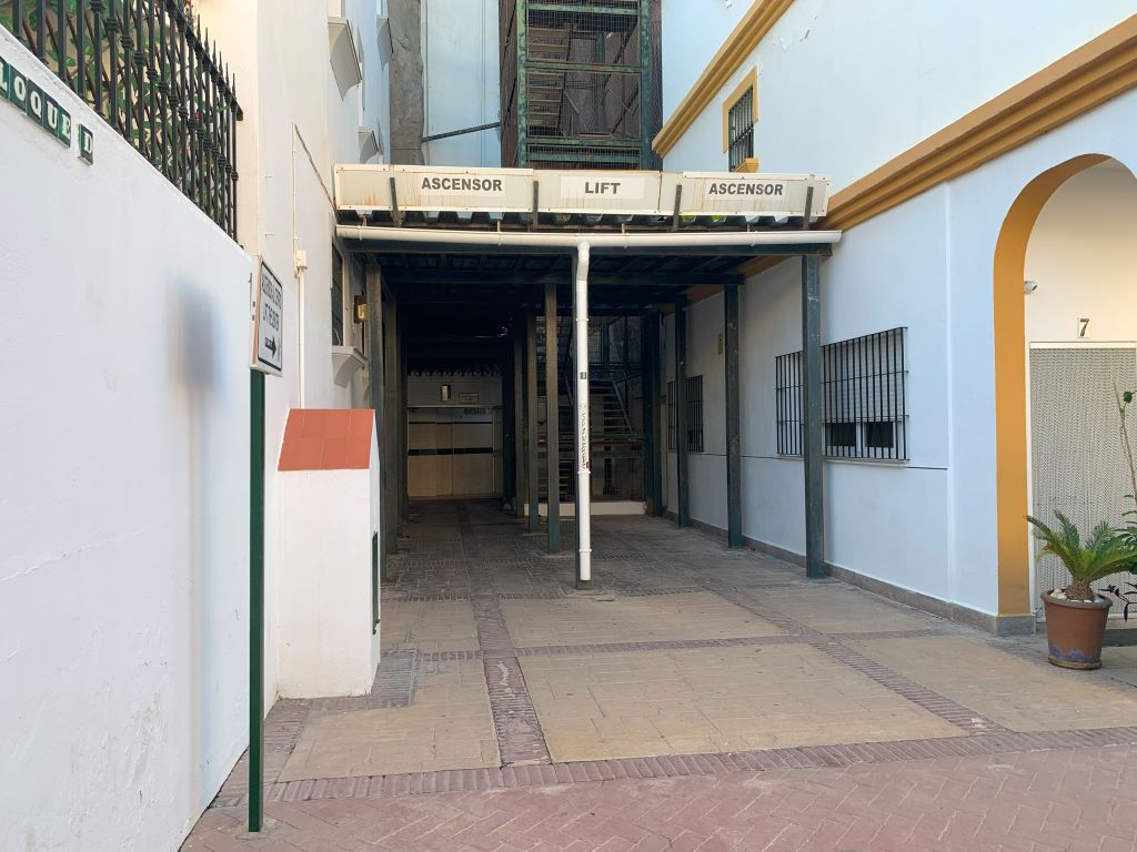 Train stations in Torremolinos - the lift from the lower side