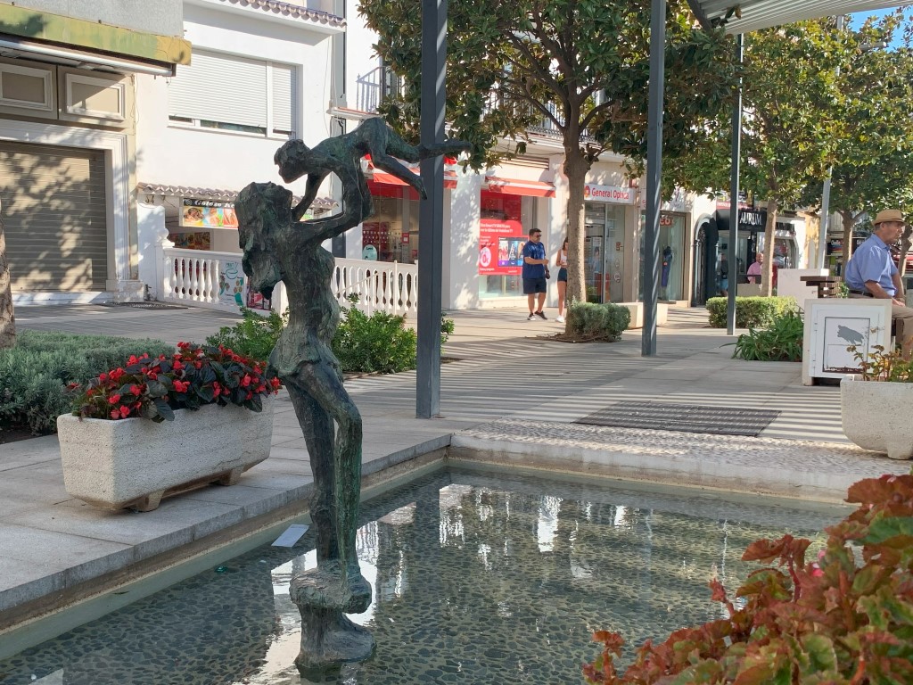 Train stations in Torremolinos - Mom and baby sculpture