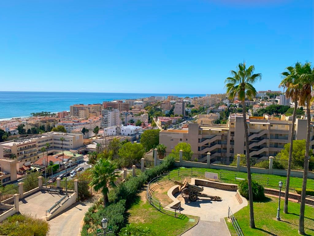 Train stations in Torremolinos - Cannon and view