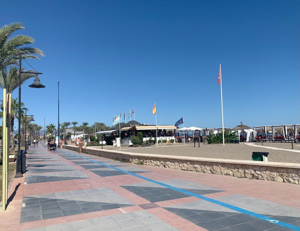 Train stations in Torremolinos - more promenade