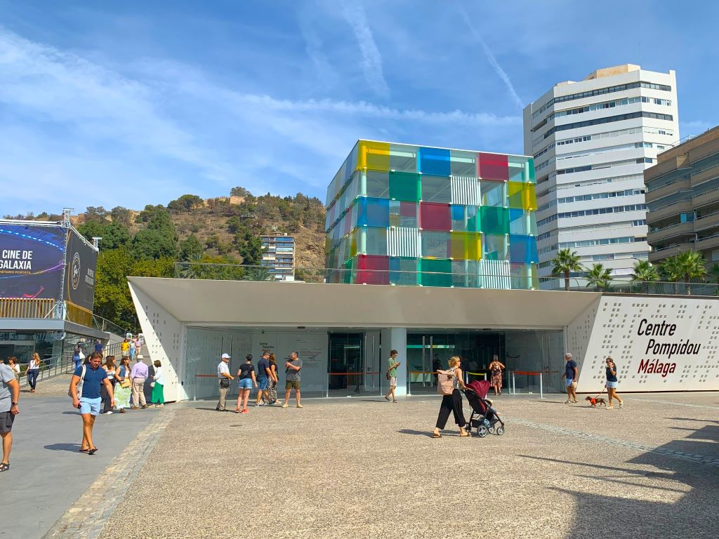 Train stations in Malaga: Pompidou entrance