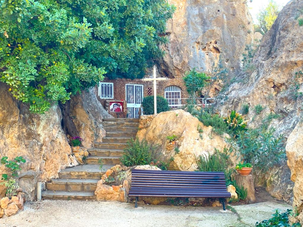 Lourdes Cave in parque retamar