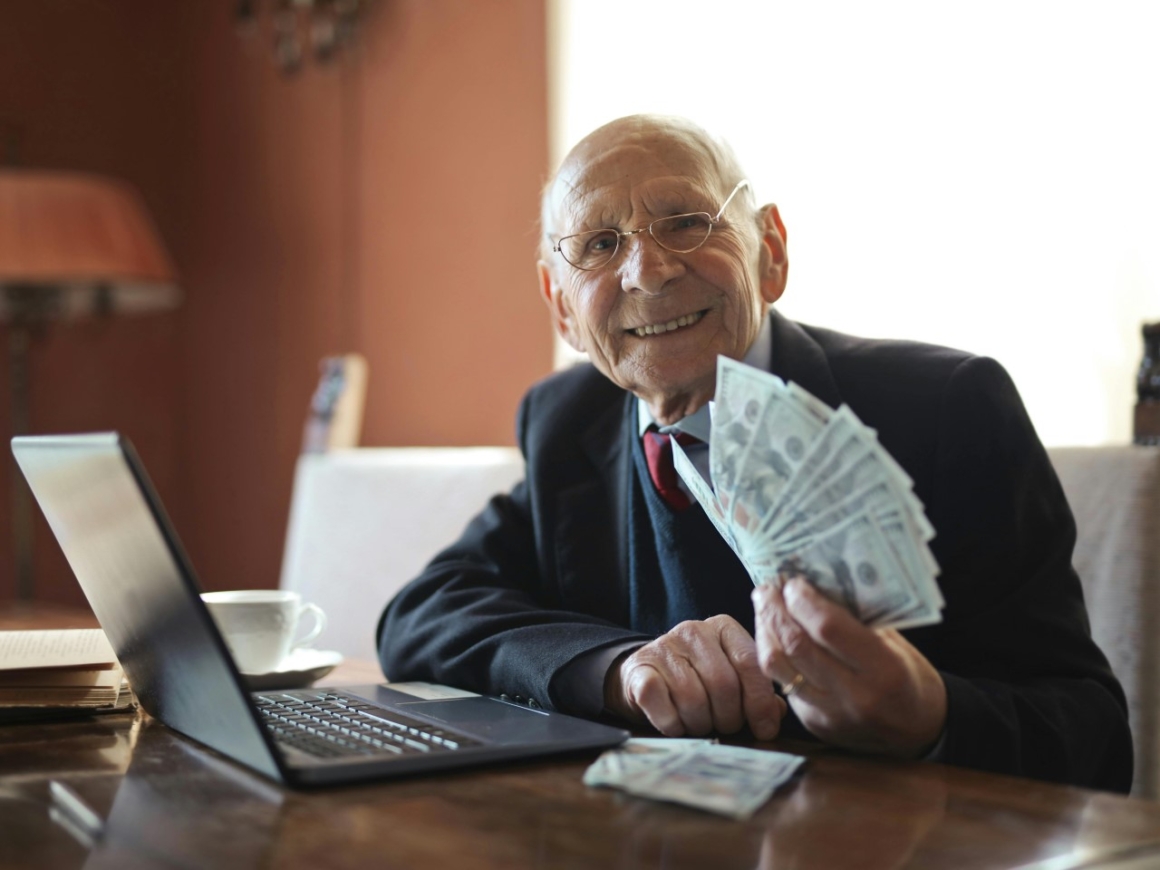 find a good gestor - a man holding money