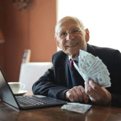 find a good gestor - a man holding money