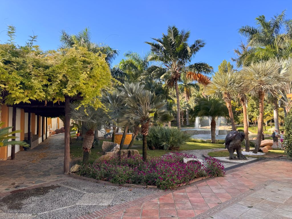 
Eagle statue and fountains in the Botanical Garden