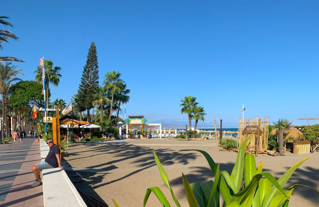 Train stations in Torremolinos - Bajondillo promenade