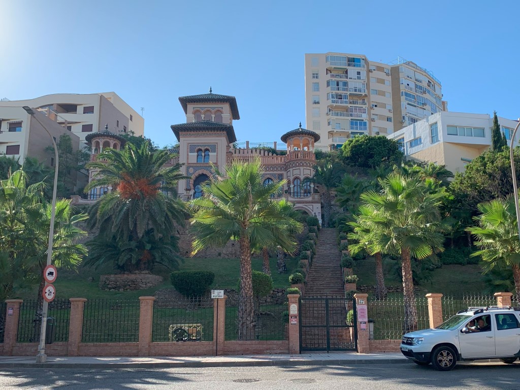 Train stations in Torremolinos - La casa de los Navajas