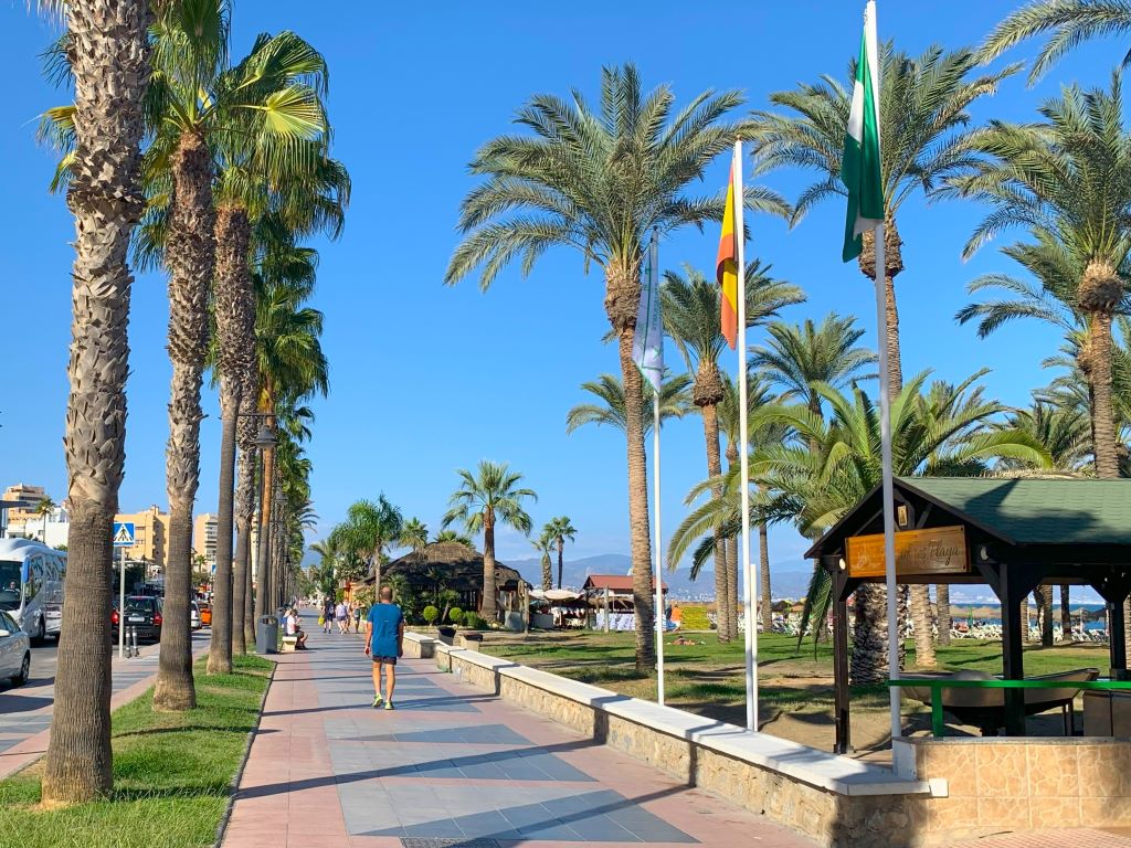 Train stations in Torremolinos - more Bajondillo Promenade