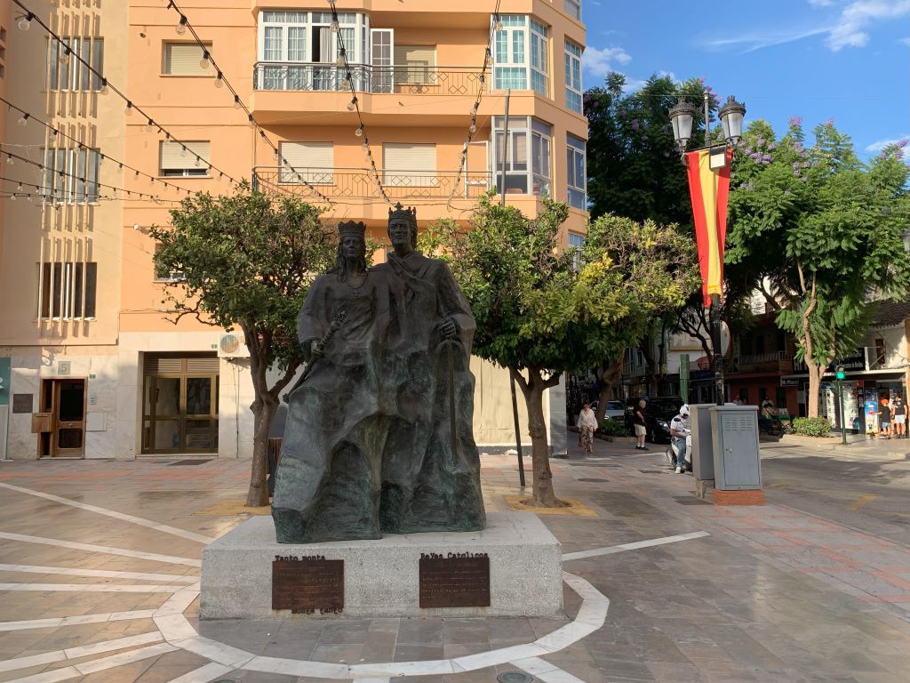 Reyes de España, statue in Fuengirola