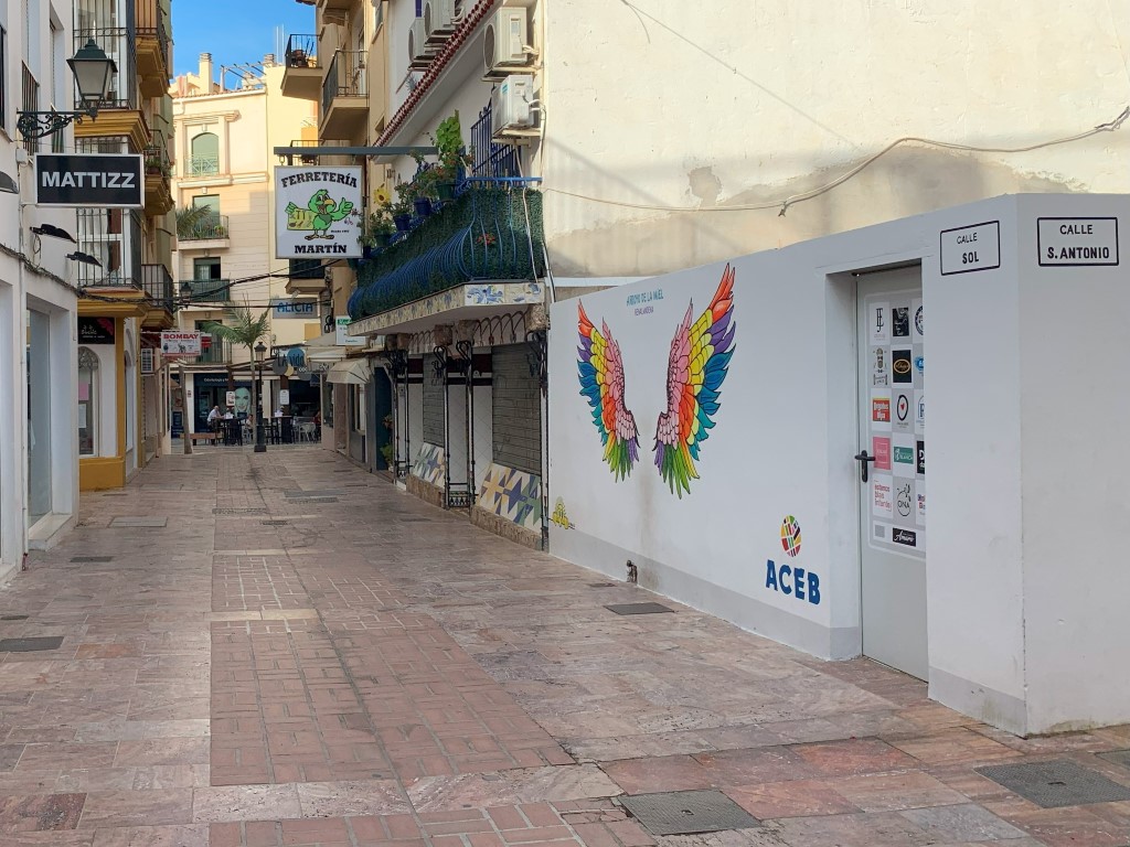 Train stations in Benalmadena: wings