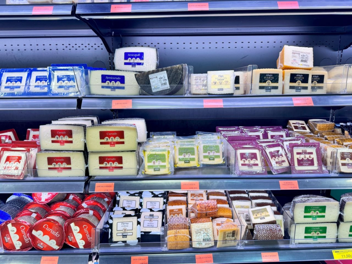 Supermarkets in Spain - cheese selection