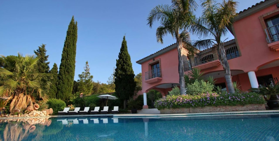 Villa San Bernardo, Luxury villas for golf holidays near Marbella - exterior view.